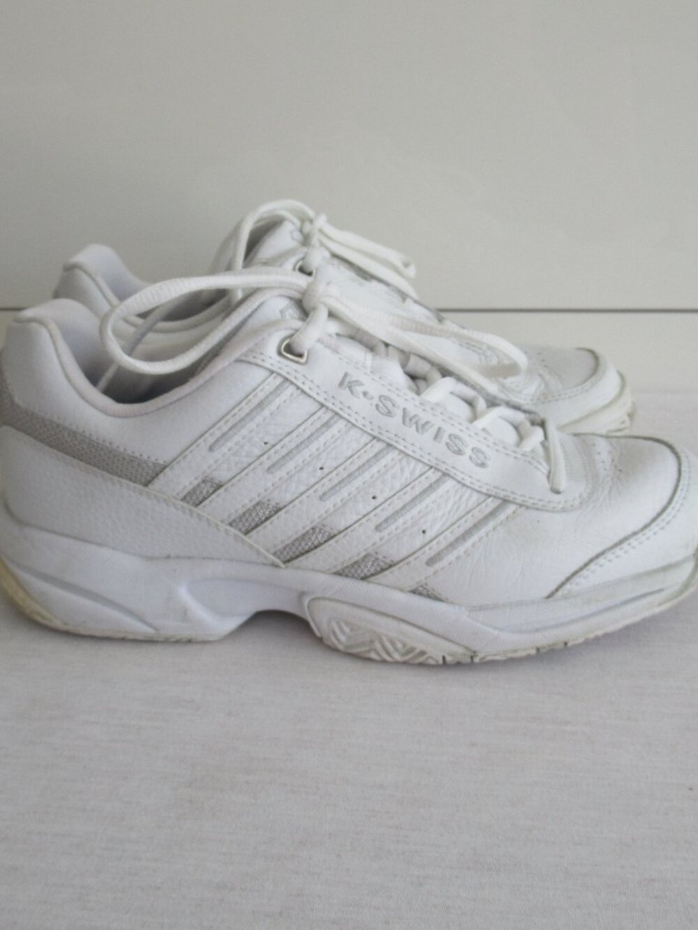K-Swiss Classic White Leather Sneakers Women’s Sz 7 Lace Up Tennis Shoes Casual